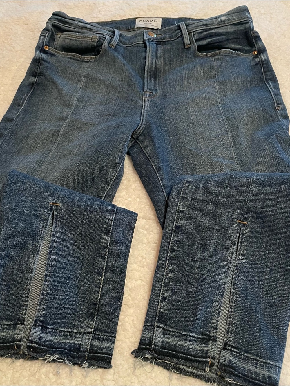 Frame le nouveau straight front seam jeans w/ chic split front raw hem, size 31